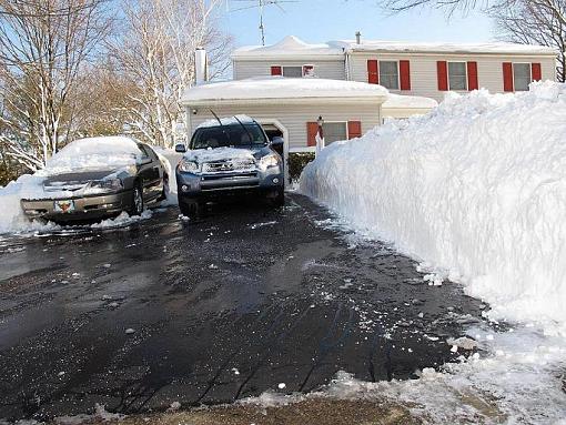 Listening to tunes as the snow falls...and falls...and falls...-snow3.jpg